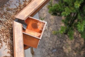 Прямоугольная медная водосборная воронка крупным планом сверху