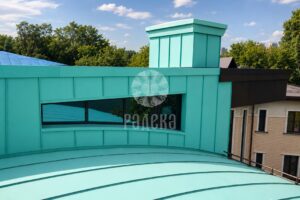Медная облицовка фасада с горизонтальным окном над криволинейным участком кровли в Серебряном Бору